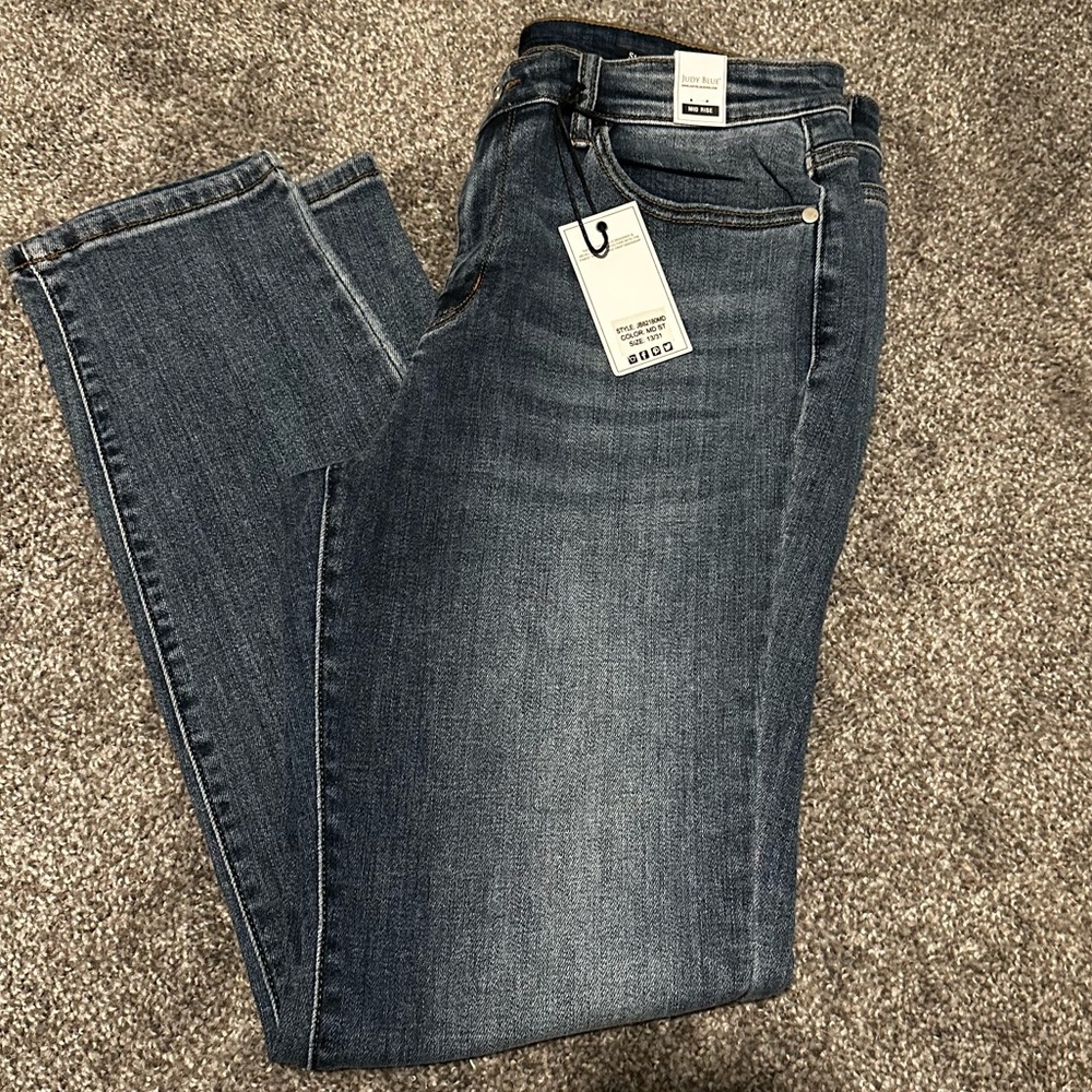 Judy Blue non-distressed Medium Wash Skinnies